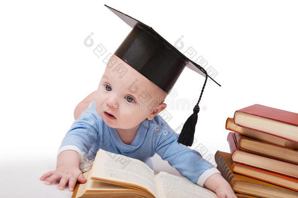 戴着<strong>学士</strong>帽的孩子和书