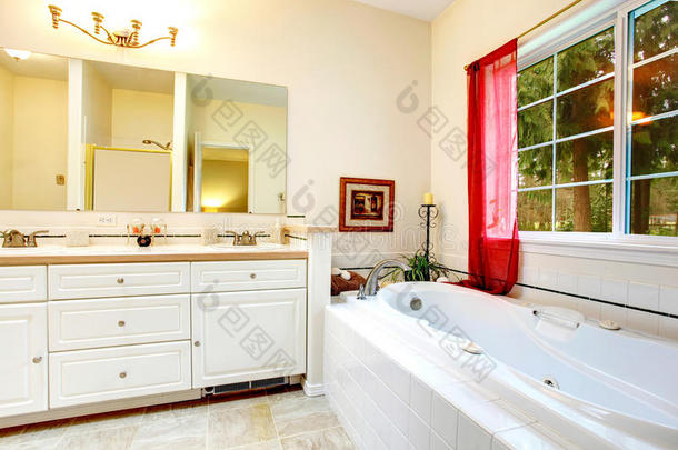 舒适的象牙色浴室，带落地窗