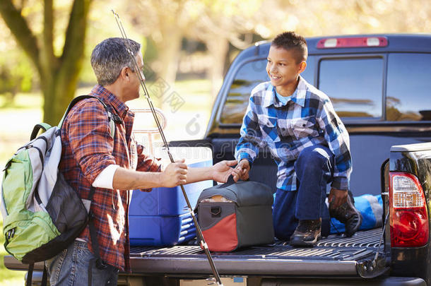 父亲和儿子在野营假期打开卡车