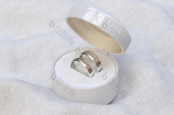 两个金色结婚戒指在珠宝白色盒子里