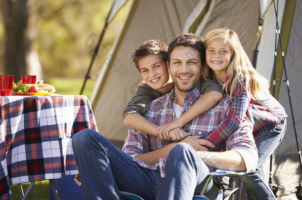 父亲和孩子们正在享受野营假期
