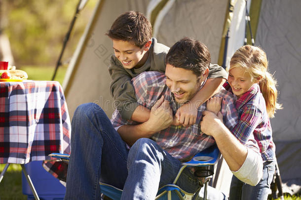 父亲和孩子们正在享受野营假期