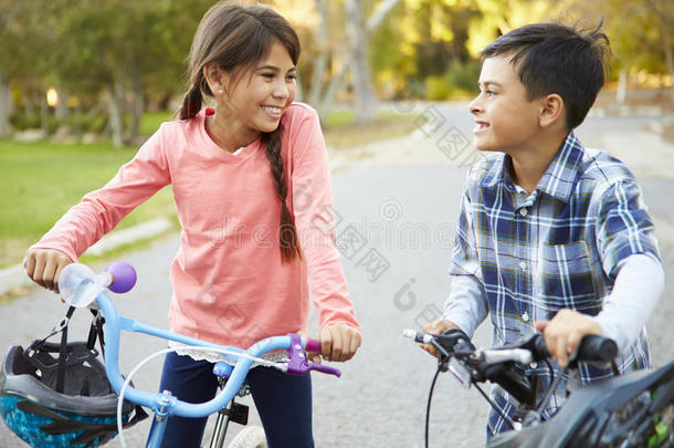 两个<strong>孩子</strong>在<strong>乡下</strong>骑自行车