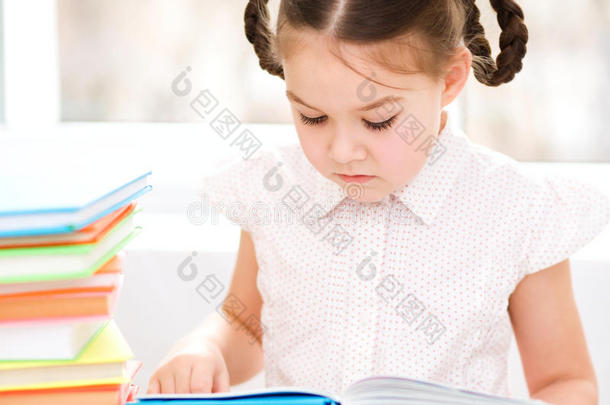 小女孩正在看书