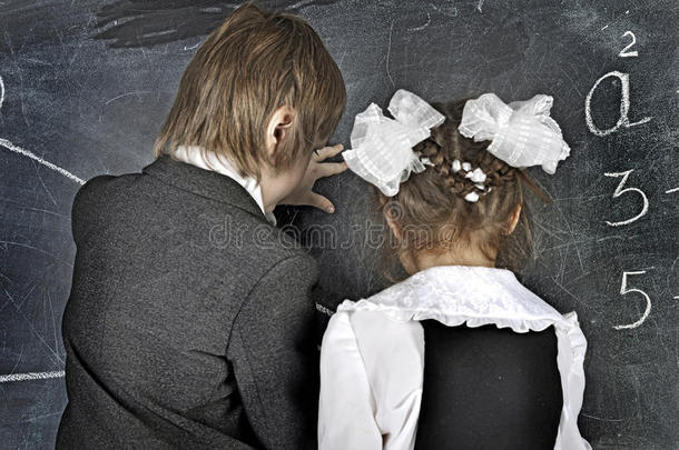 男孩和女孩在黑板上写字