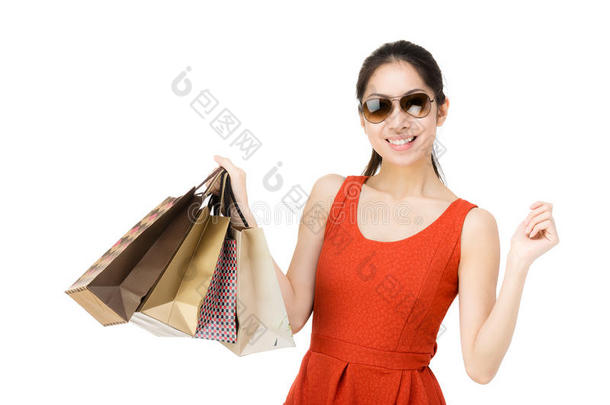 拎着纸袋购物的女人