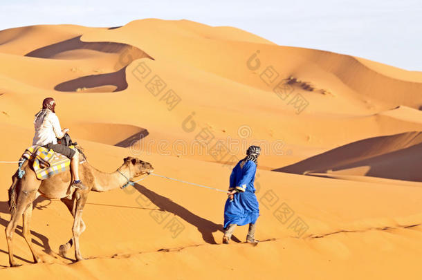 穿过沙丘的骆驼<strong>车队</strong>