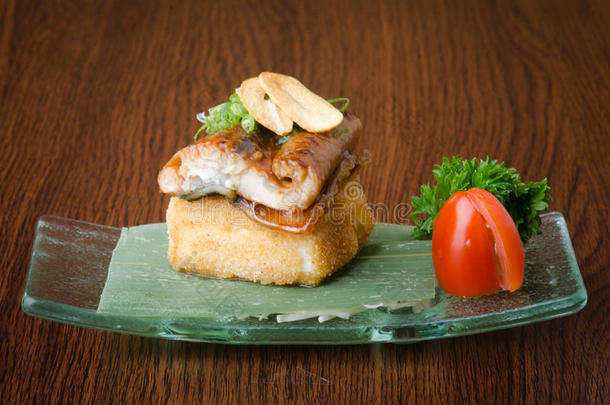 日本料理。背景是乌纳吉或鳗鱼