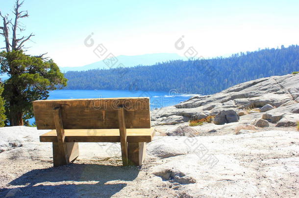 太浩湖国家公园的木凳设置