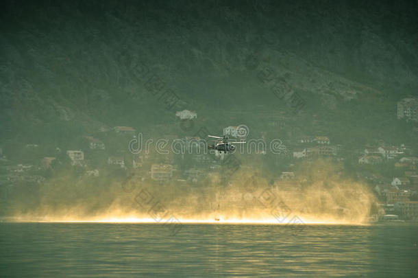 <strong>消防直升机</strong>在水面附近飞行