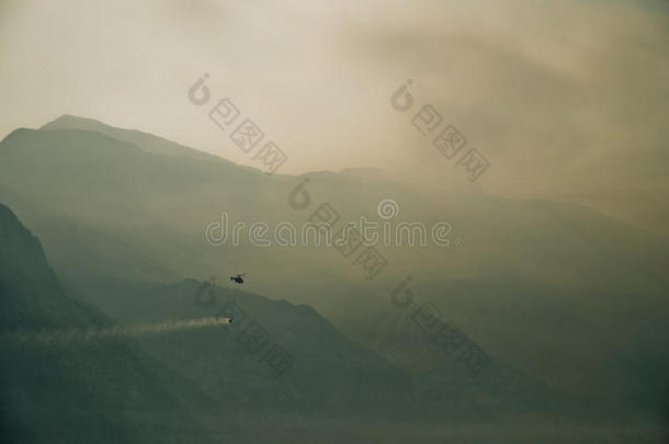 消防直升机在山上飞行