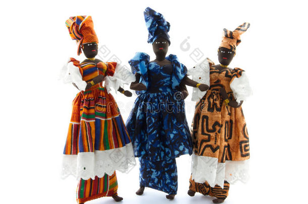 穿着五颜六色服装的非洲娃娃