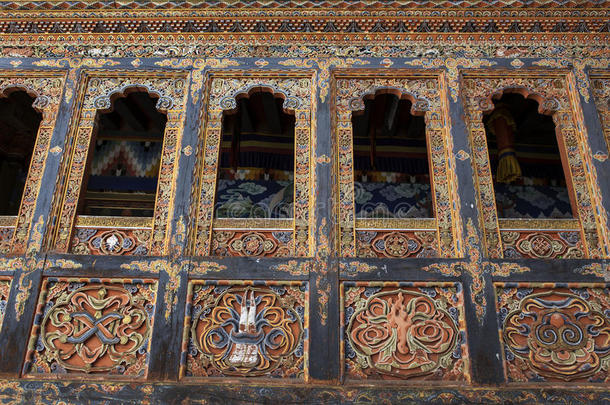 不丹亚洲装饰丰富的木制窗户