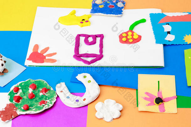 婴儿工艺品从玩面团和彩色纸