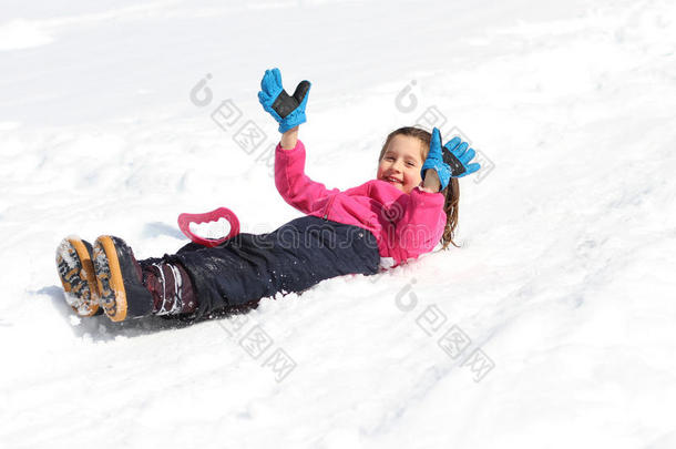 可爱的小女孩<strong>滑倒</strong>在雪山上
