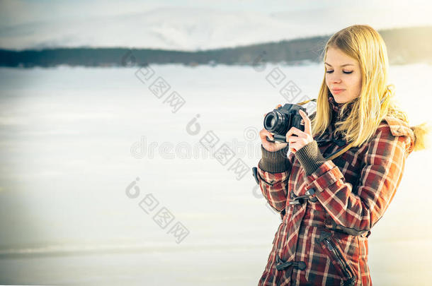 年轻女子带着复古相机在户外