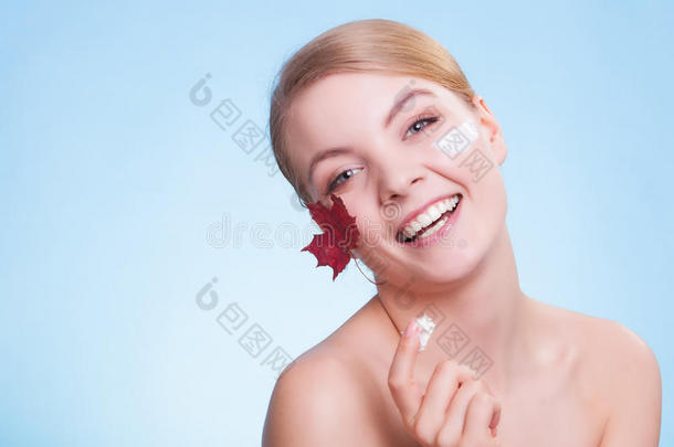 皮肤护理。红枫叶少女的脸。