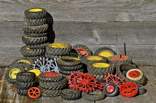成堆的玩具拖拉机轮胎和轮辋