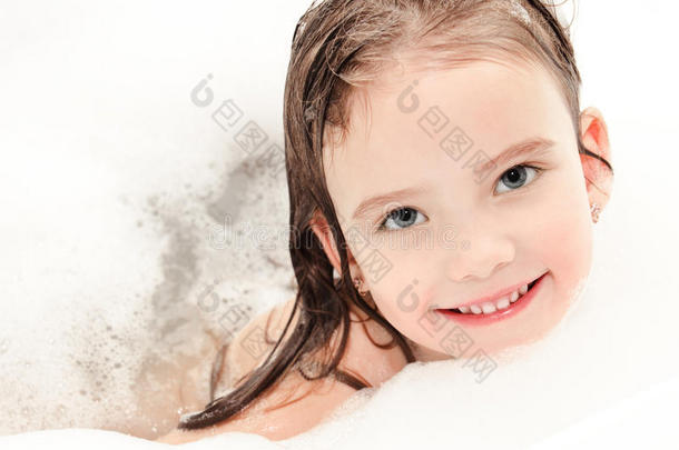 微笑的小女孩用泡沫洗澡