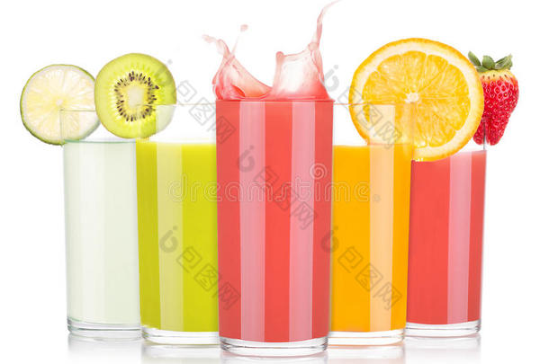 美味的夏季水果饮料在玻璃杯里飞溅