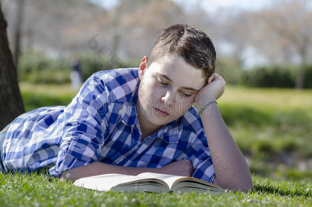 小男孩在林中看书，景深浅，临摹空间小