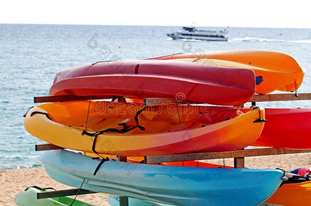 五颜六色的皮艇在海滩上出租