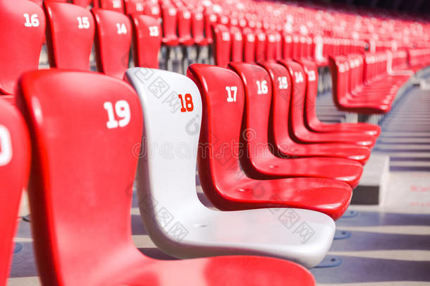 大型体育场的红椅子看台