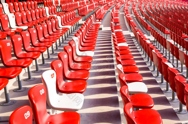 大型体育场的红椅子看台