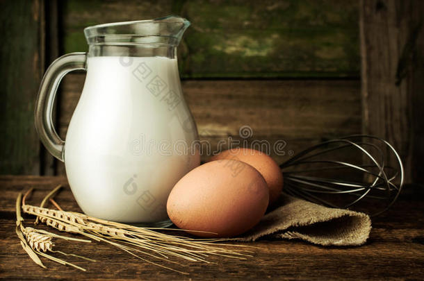 烘焙配料：牛奶、鸡蛋和小麦