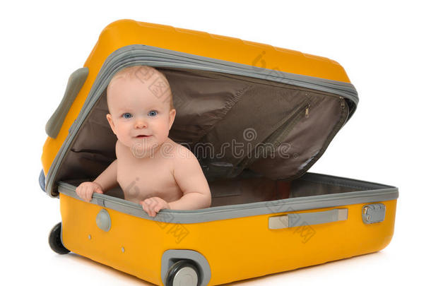 坐在黄色塑料袋里的婴幼儿