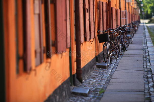 欧洲斯堪的纳维亚半岛城市街道上的自行车