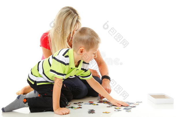 妈妈和儿子一起玩拼图游戏