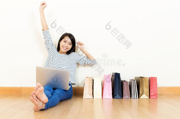 亚洲女人对网上购物很兴奋