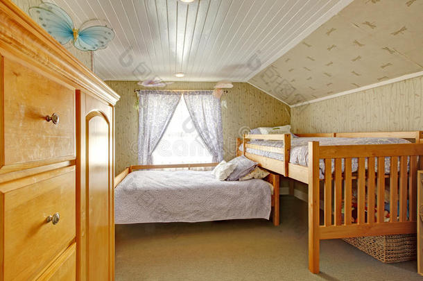 带高低床的拱形天花板卧室