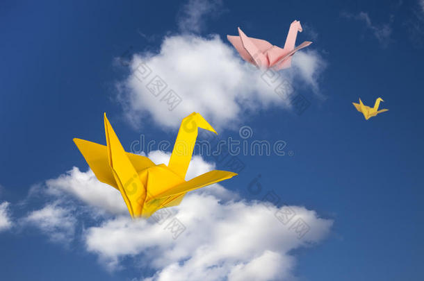 三只纸鹤飞过云端。