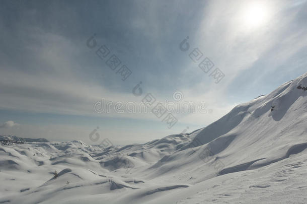 积雪覆盖的山坡