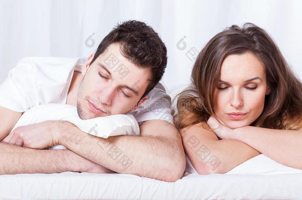 睡在床上的夫妇