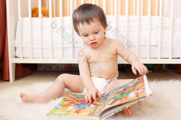 1岁婴儿阅<strong>读书籍</strong>