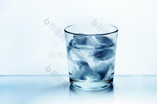一杯加冰的水
