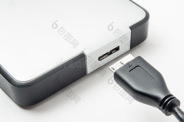 带usb 3.0连接的<strong>便携</strong>式<strong>硬盘</strong>，白色导线