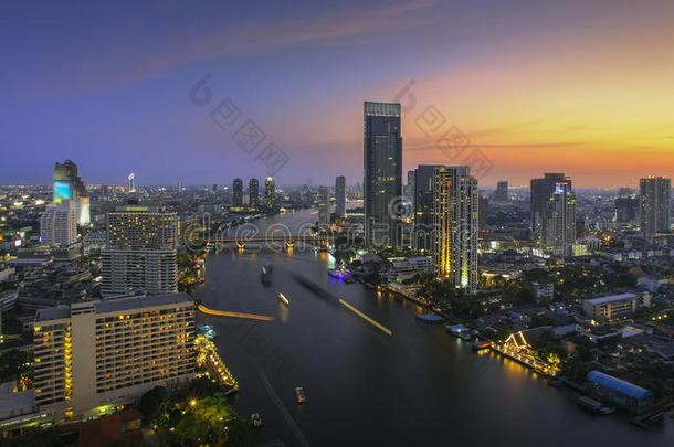 曼谷，黄昏时的<strong>河</strong>城