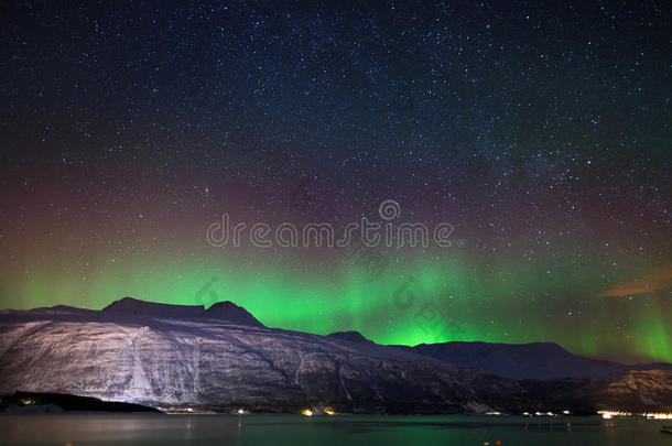 挪威冬季的夜空：北极光