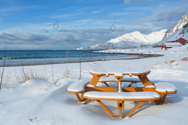 雪沙滩上的野餐圆桌