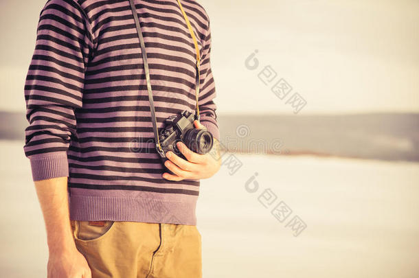 年轻人带着复古相机在户外