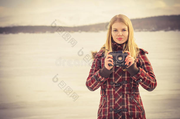 年轻女子带着复古相机在户外