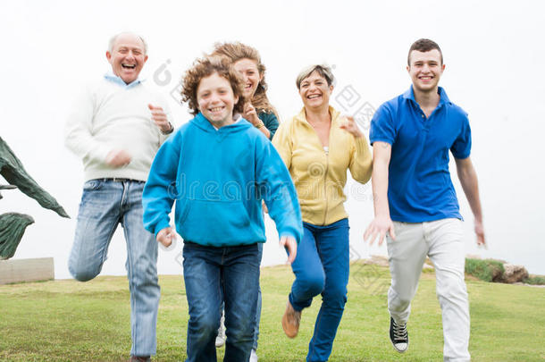 微笑的一家人在草地上奔跑