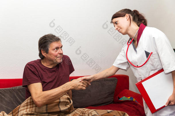 漂亮的护士和<strong>老人握手</strong>
