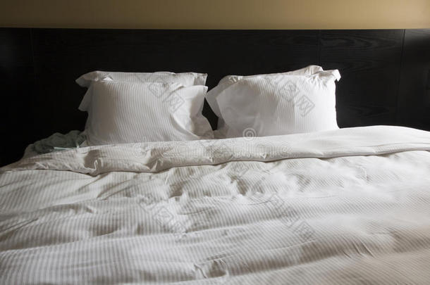 酒店客房提供双人床、毯子和枕头