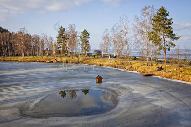 基辅海附近湖泊和公园的冬季景观