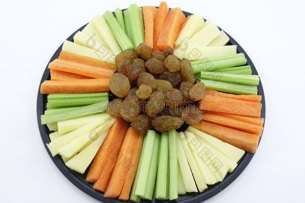 一碟苏丹菜，<strong>芹菜</strong>，胡萝卜和奶酪sti